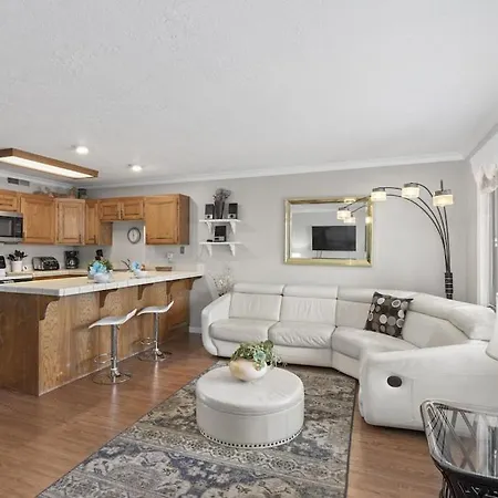 304 Main Level Condo, New Flooring, Mountain Views, Close To Pools, And More